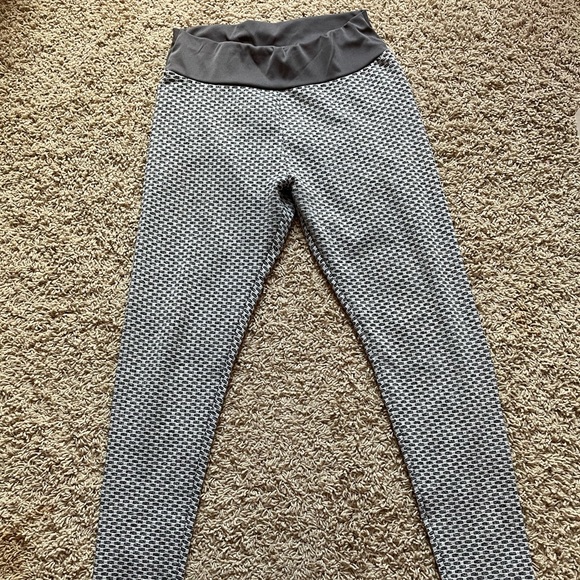 High waisted butt scrunch leggings f-12 used in good condition - Picture 4 of 4